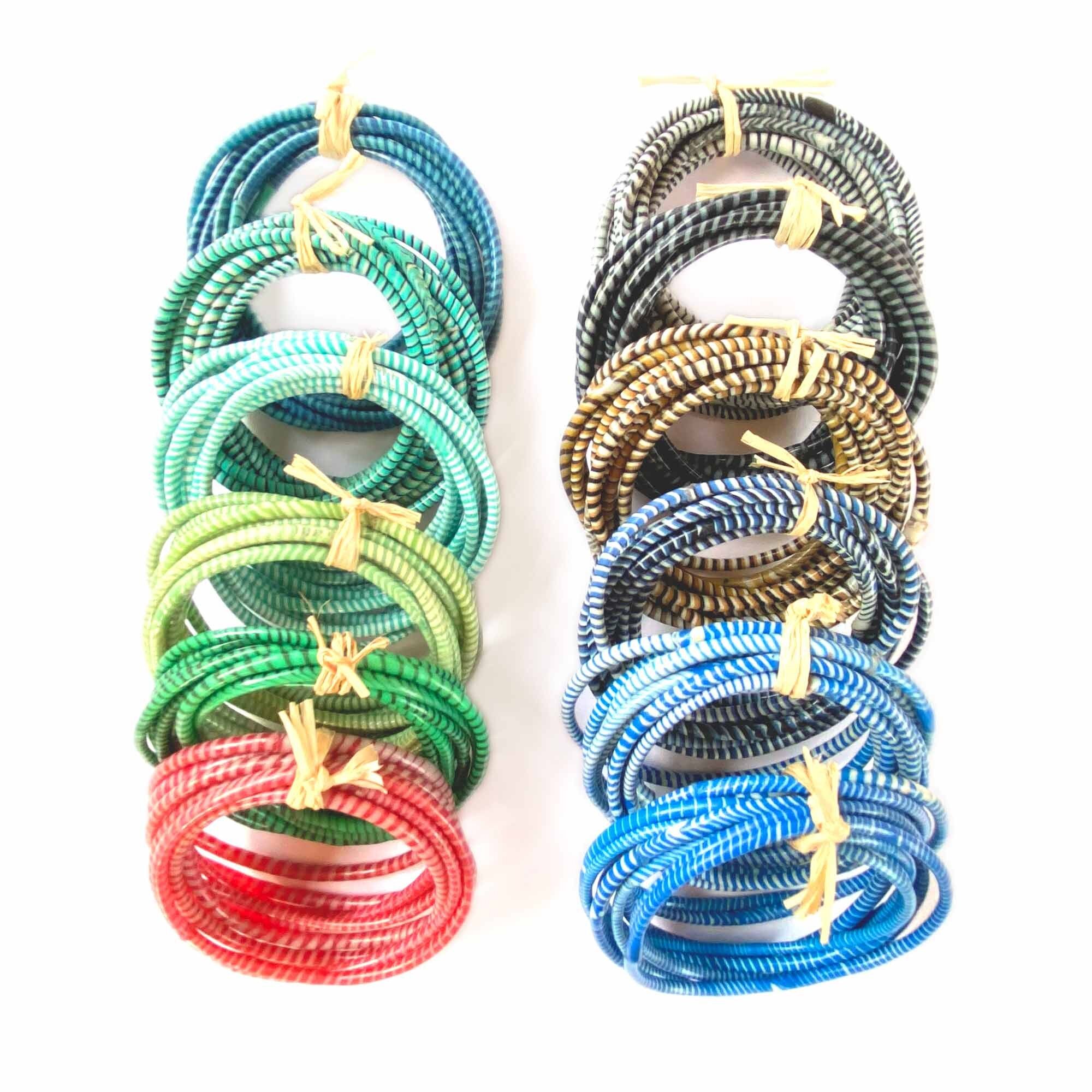 Packungen mit 12 Losen mit je 10 bunten und wasserfesten Armbändern aus recyceltem Kunststoff, Packung mit 12 verschiedenen Farben