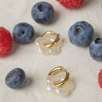 Pearly white Grenadine earrings