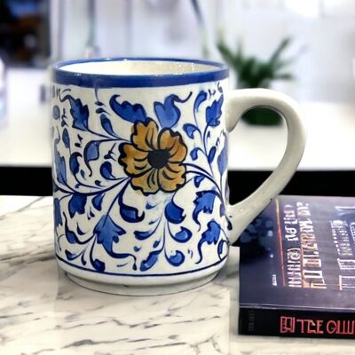 Tasse à café de thé de poterie bleue - conception de fleur jaune