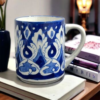 Tasse à café de thé de poterie bleue - conception florale blanche