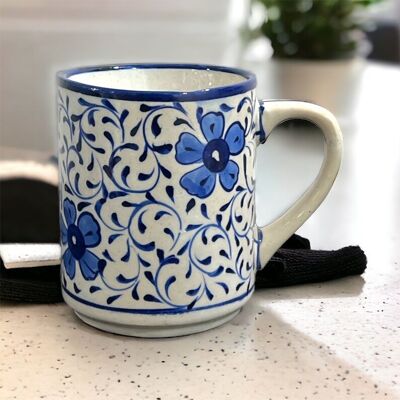 Tasse à café de thé de poterie bleue - conception de fleurs et de vignes bleues