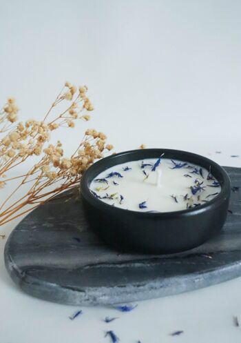 Nyx - Bougie Artisanale Parfumée Monoï et aux fleurs séchées de bleuet 2
