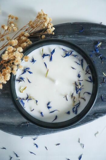 Nyx - Bougie Artisanale Parfumée Monoï et aux fleurs séchées de bleuet 4