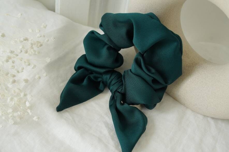 Scrunchie con fiocco per briglia in raso verde smeraldo