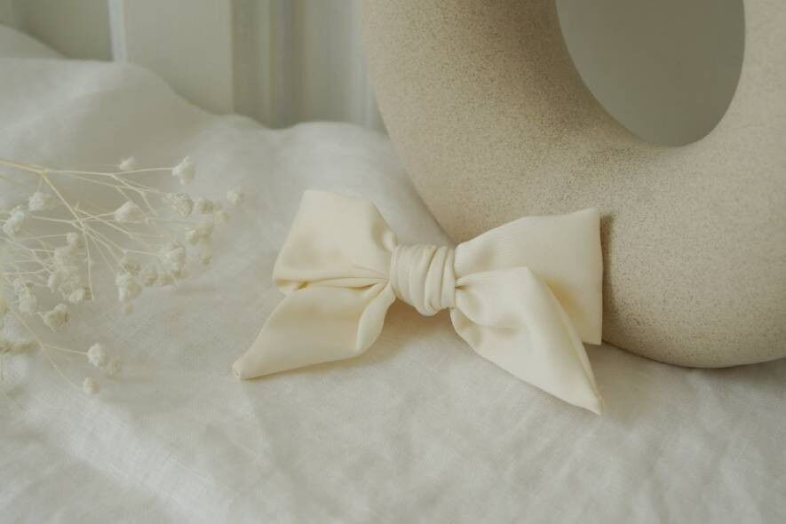 Barrette con fiocco per bambini in raso miele Ecru
