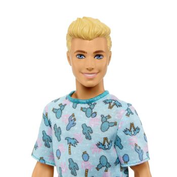 Mattel - Réf : HJT10 - Barbie - Poupée Mannequin Ken Fashionistas N° 211 Blonde, Avec T-Shirt Cactus Et Palmier, Short Blanc Et Baskets, À Collectionner, Jouet Enfant, A Partir De 3 Ans 3