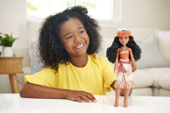 Mattel - Réf : HPG68 - Princesses Disney Poupée Vaiana articulée avec tenue scintillante et accessoires dont serre-tête et collier, Jouet Enfant, Dès 3 ans 2