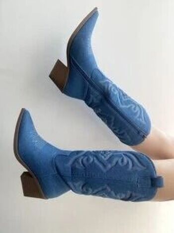 Bottes de cowboy de style occidental pour femmes avec détails brodés et talon épais 14