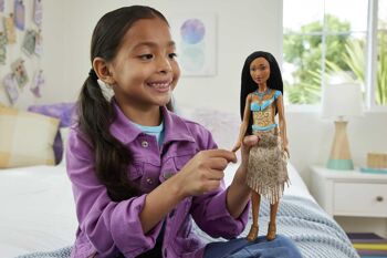 Mattel - Réf : HLW07 - Princesses Disney - Poupée Pocahontas articulée avec tenue scintillante et accessoires dont chaussures et collier, Jouet Enfant, Dès 3 ans 2