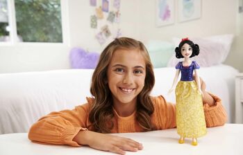 Mattel - Réf : HLW08 - Princesses Disney Poupée Blanche-Neige articulée avec tenue scintillante et accessoires dont chaussures et serre-tête, Jouet Enfant, Dès 3 ans 2