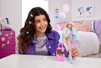 Mattel - Réf : HPB16 - Barbie Poupée Extra Voyage Articulée avec Tenue Neige, Combinaison Rose à Paillettes, et Manteau en Fausse Fourrure, Inclus 15 Accessoires De Mode, Jouet pour Enfant de 3 ans et Plus 2