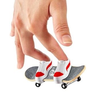 Mattel - Réf : HGT84 - Hot Wheels Skate - Coffret Finger skate Tony Hawk Assortiment avec chacun 4 fingerboards entièrement montés et 2 paires de chaussures de skate pour doigts, dont 1 fingerboard et 1 paire de chaussures exclusifs 3