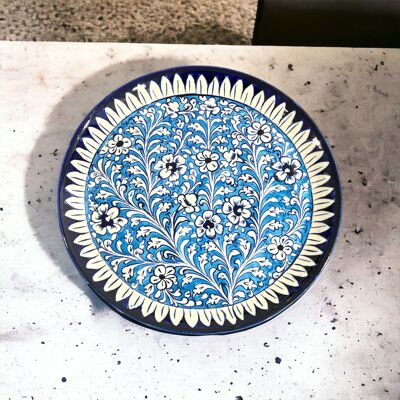 Blaue Keramikplatte, handgemachte Platte – weiße Blume