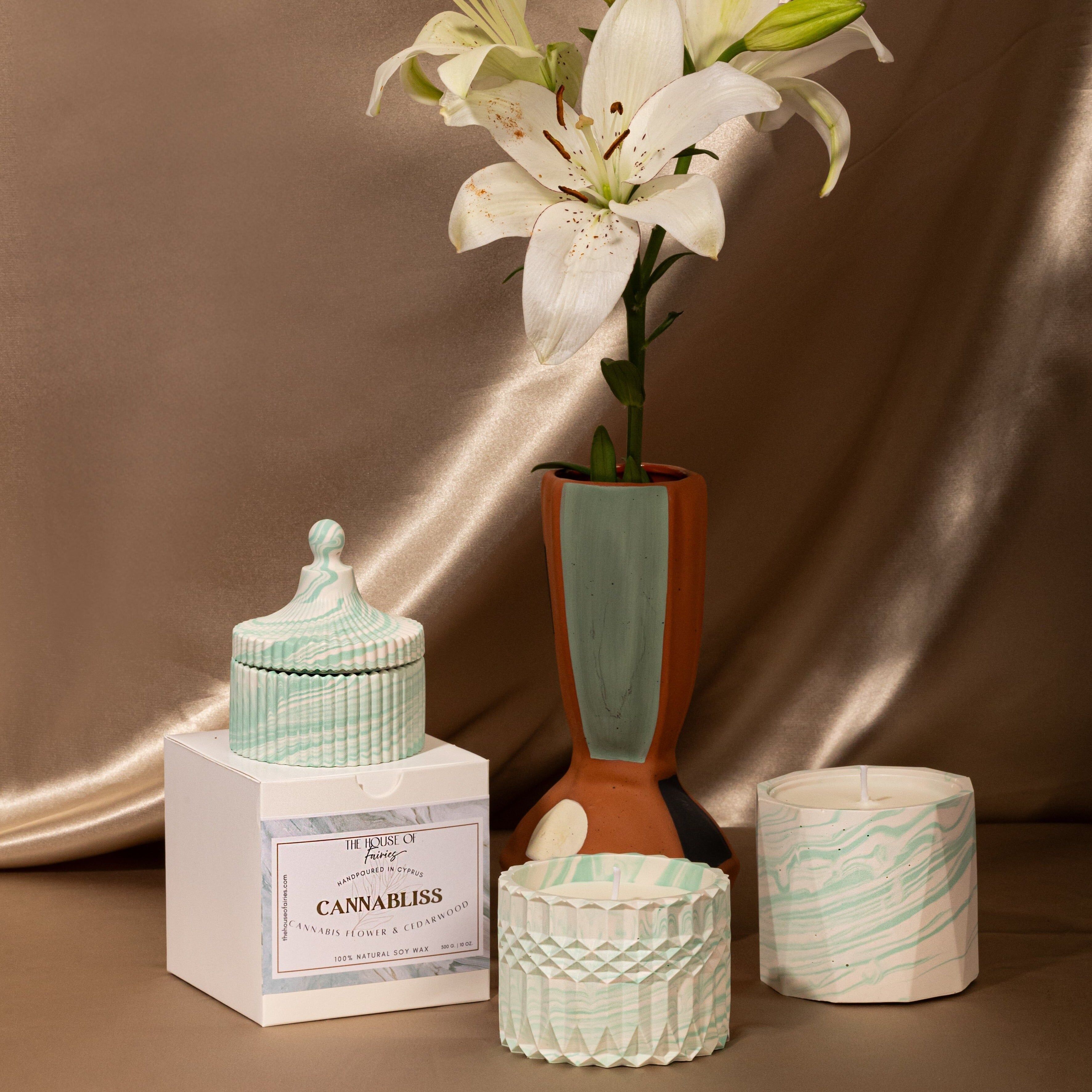 Set regalo di 3 candele Cannabliss: fiori di cannabis e legno di cedro