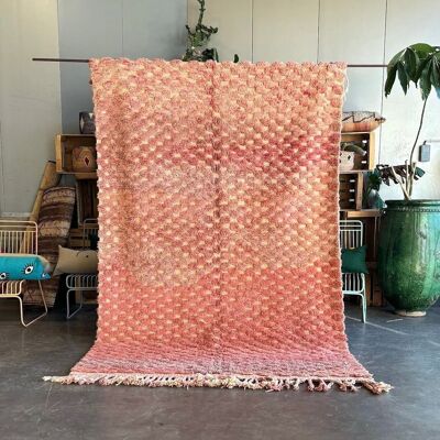 Alfombra marroquí moderna hecha a mano de lana rosa