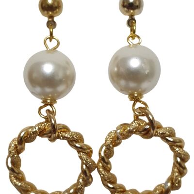 Gold earring with pearl