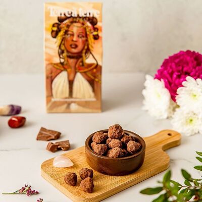 Bodenständig – Schachtel mit veganen, schokoladenkaramellisierten Haselnüssen
