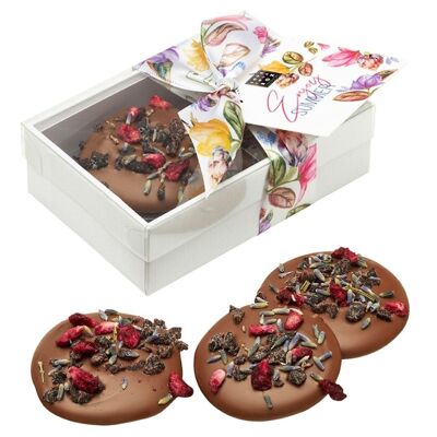 Mendiants au chocolat au lait de grenade, de lavande et de myrtille – chocolat au lait mendiants de luxe fait à la main avec des fleurs et des fruits - édition d'été