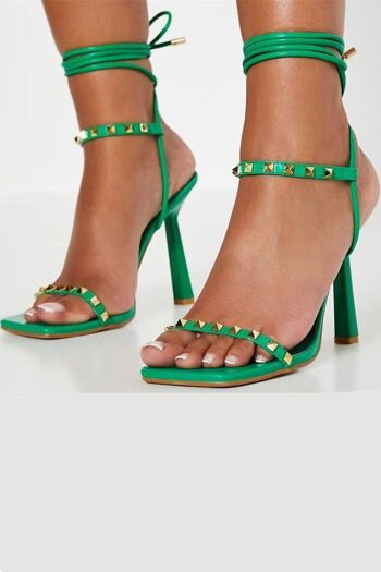 Sandales à talons hauts cloutées en PU vert avec bout carré et jambe à nouer 1