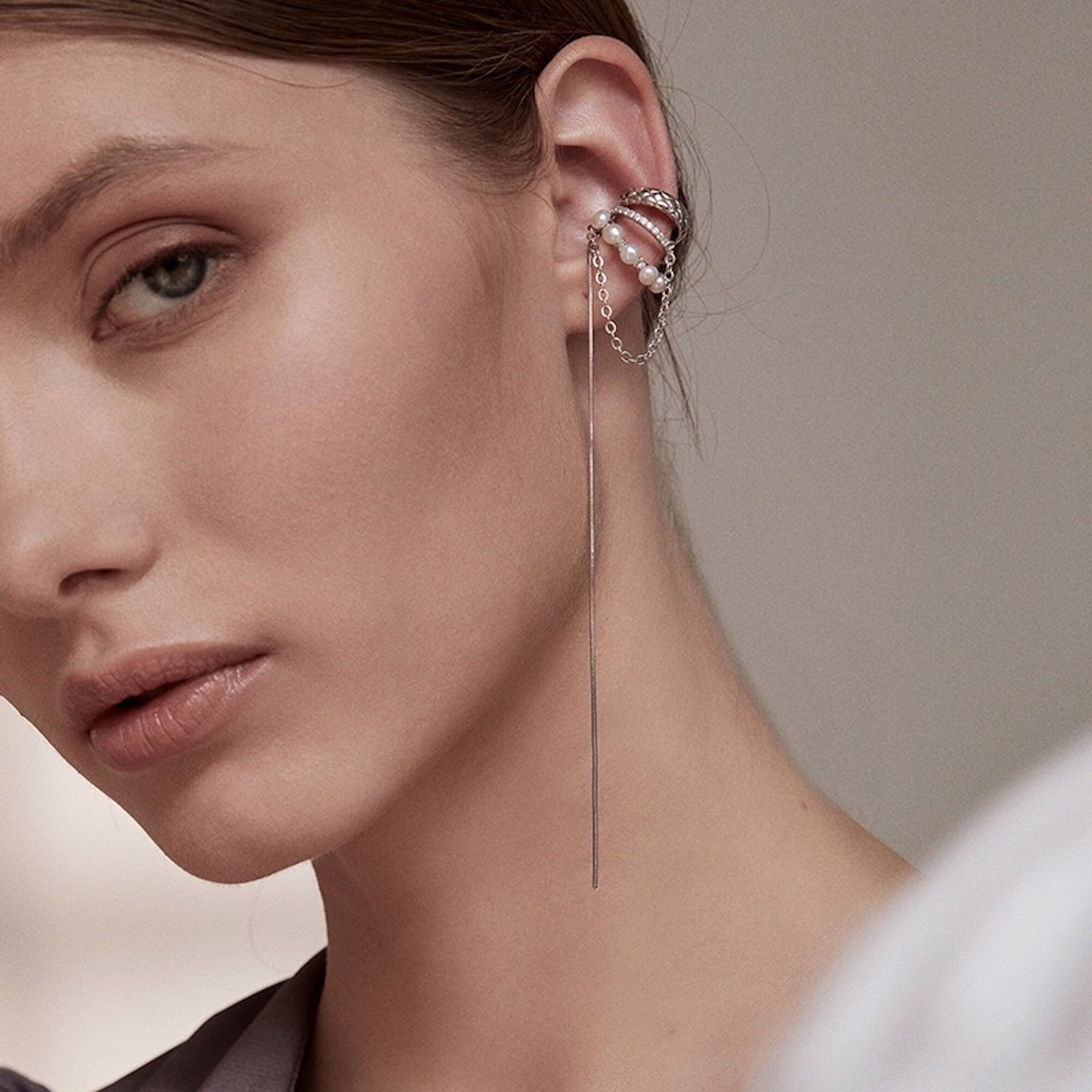 Ear cuff elegante con cadena - Oro y Plata - Una pieza