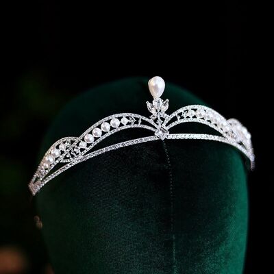 Chic Princess Look Pearl Bridal Tiaras with Dazzling Stones