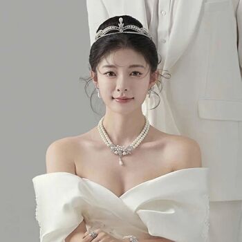 Diadèmes de mariée en perles au look princesse chic avec des pierres éblouissantes 3