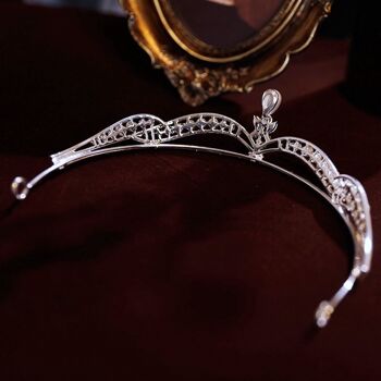 Diadèmes de mariée en perles au look princesse chic avec des pierres éblouissantes 4