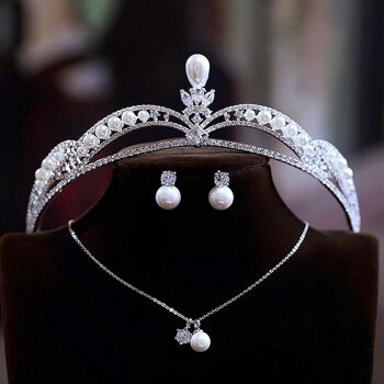 Diadèmes de mariée en perles au look princesse chic avec des pierres éblouissantes 5