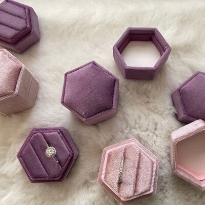Vintage-inspirierte sechseckige Eheringbox aus Samt in rosa Farben
