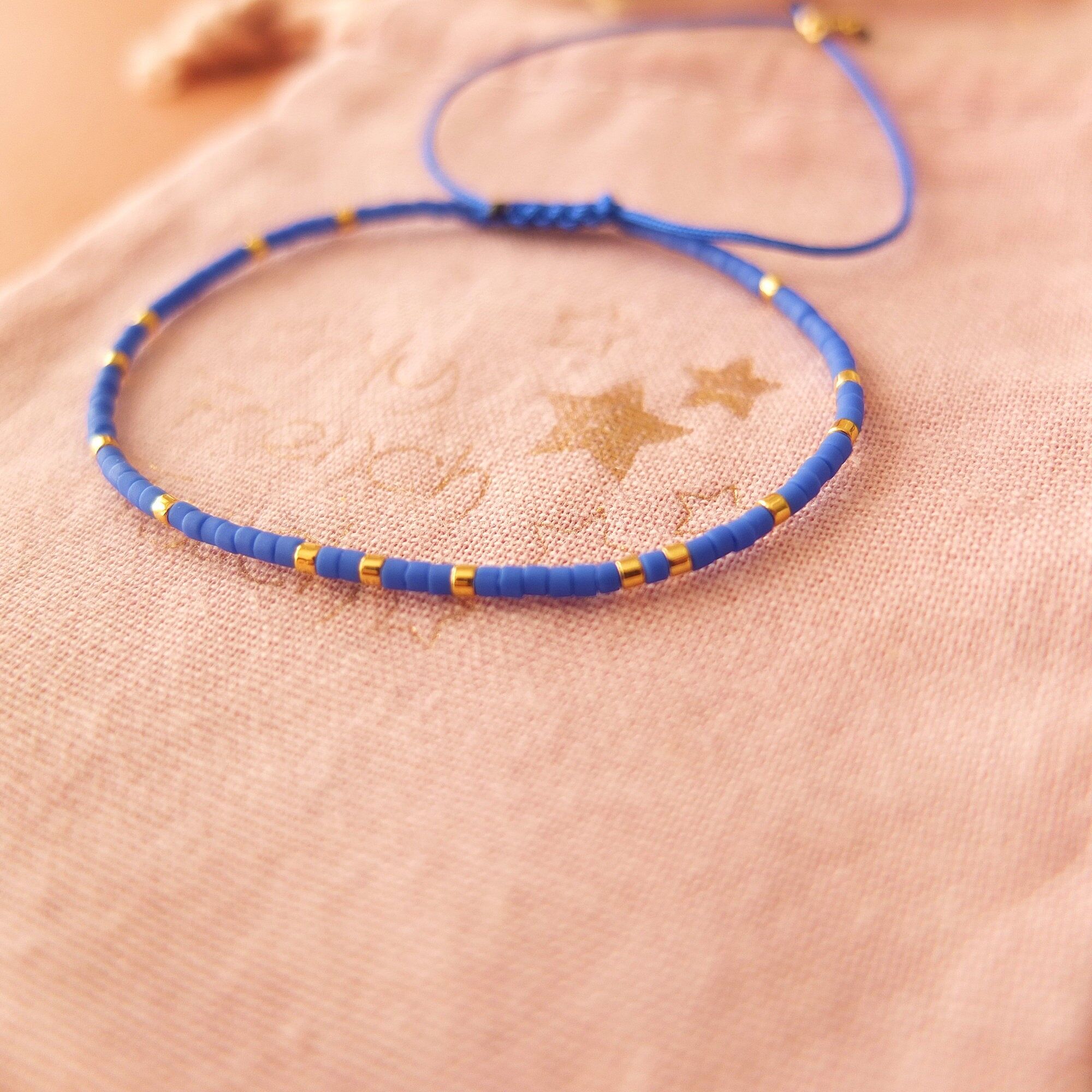 verstellbares Armband aus Jadefaden und matten Miyuki-Perlen