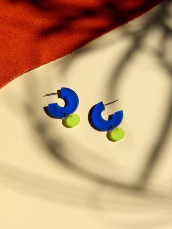 Boucles d'oreilles créoles Silva en acrylique et acier inoxydable en bleu encre et citron vert 1