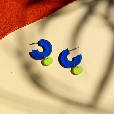 Orecchini a cerchio Silva realizzati in acrilico e acciaio inossidabile in blu inchiostro e lime