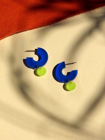 Boucles d'oreilles créoles Silva en acrylique et acier inoxydable en bleu encre et citron vert 2