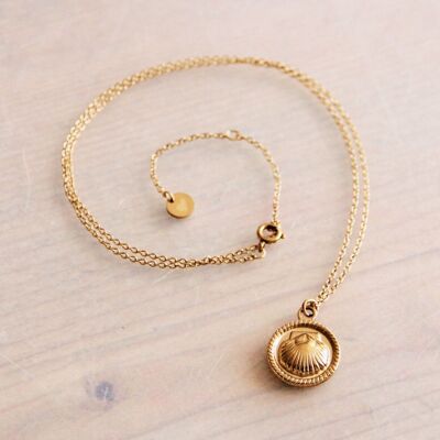 Stainless steel fine chain with round shell charm – gold