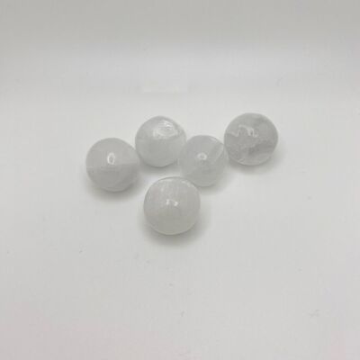 Piedras caídas blancas de cristal de selenita