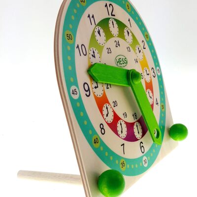 Reloj de aprendizaje infantil de pie.