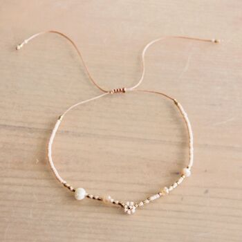 Bracelet de cheville Miyuki avec fleur marguerite, facette et perle – nude/doré 1