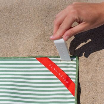 Serviette en microfibre verte à fines rayures et séchage ultra rapide. Repousse le sable. 8