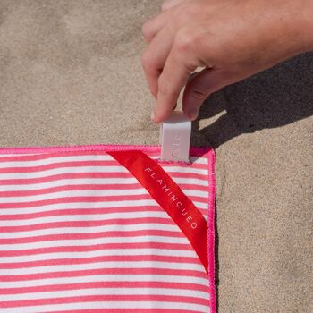 Serviette en microfibre rose à fines rayures et séchage ultra rapide. Repousse le sable. 8