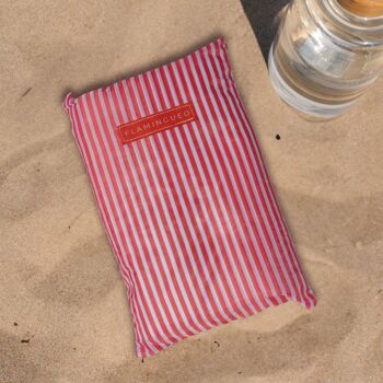 Serviette en microfibre rose à fines rayures et séchage ultra rapide. Repousse le sable. 10