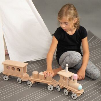 Train en bois - wagon de voyageurs en bois avec figurines 5