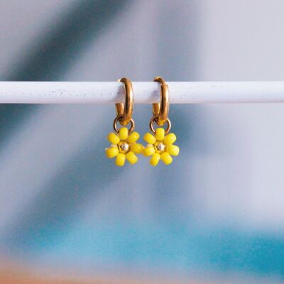Stainless steel hoop earrings with daisy flower - yellow/gold