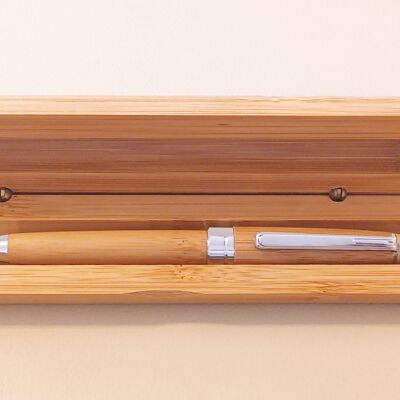 Bolígrafo de bambú clásico en una caja con soporte de madera a juego.