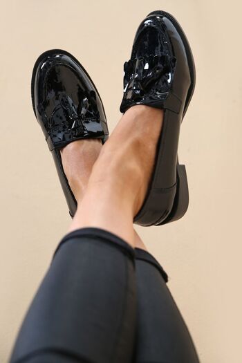 Chaussures mocassins à plateforme en cuir verni noir avec pompon 1