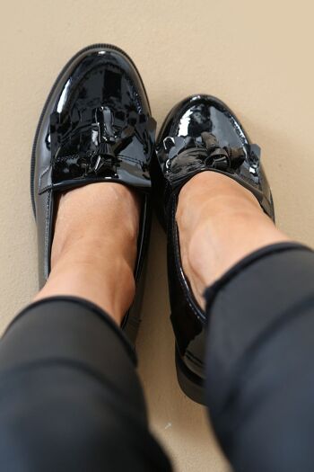 Chaussures mocassins à plateforme en cuir verni noir avec pompon 3