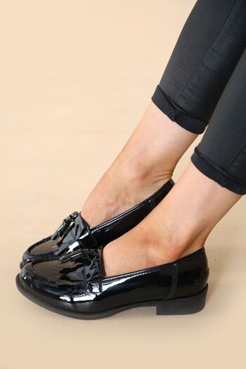 Chaussures mocassins à plateforme en cuir verni noir avec pompon 4