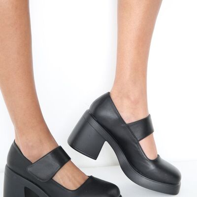 BLACK BLOCK HEEL STRAP CLOSED SHOE