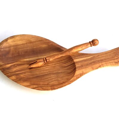 Plato de servir con mango y pica hecho a mano en madera de olivo