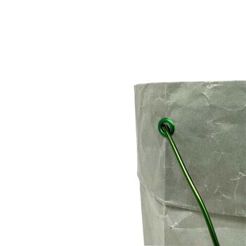 Un sac de lumière avec un support en métal vert 3