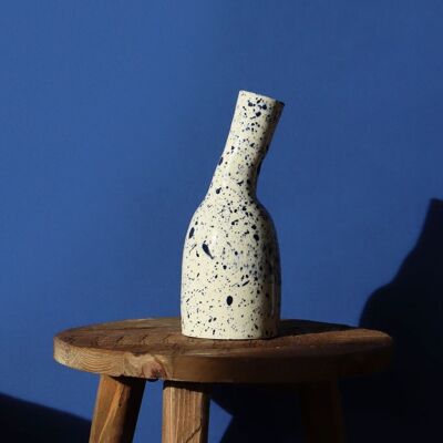 Vase Oblique Moucheté - Céramique Fait main - Blanc et bleu